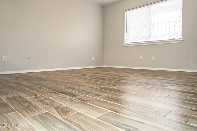 Building Photo - 5198 Viceroy Dr