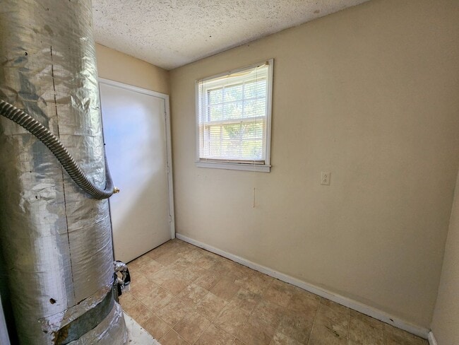 Building Photo - 3 bed 1 bath unit in duplex