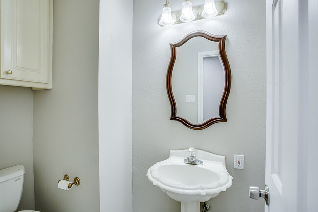 Building Photo - Newly Remodeled Prestigious Home!!