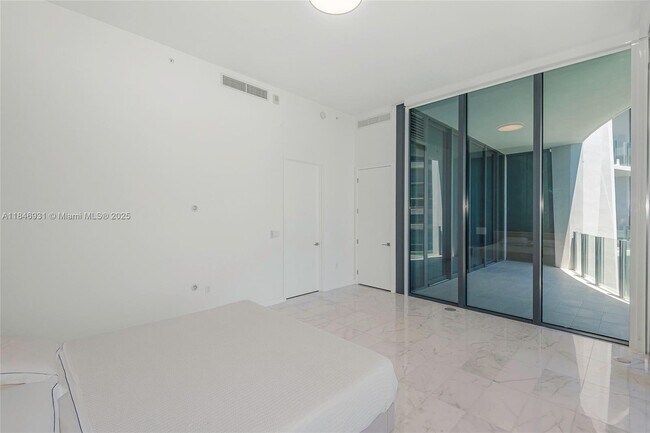 Building Photo - 2821 S Bayshore Dr