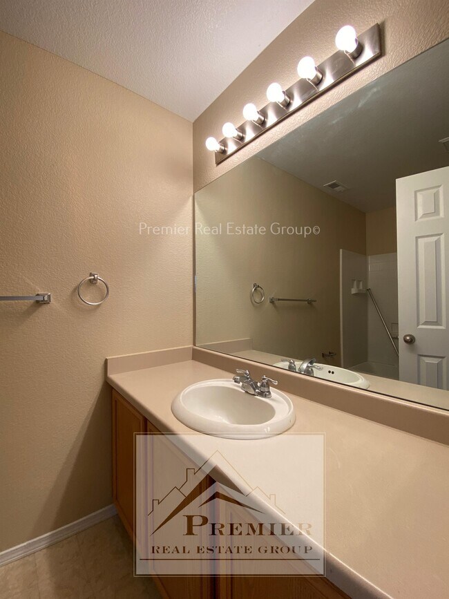 Building Photo - 10527 Country Park Point