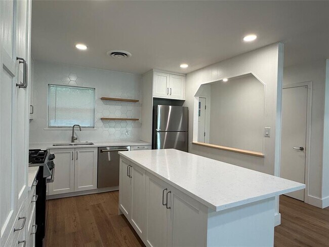 Building Photo - 6712 Bryn Mawr Dr