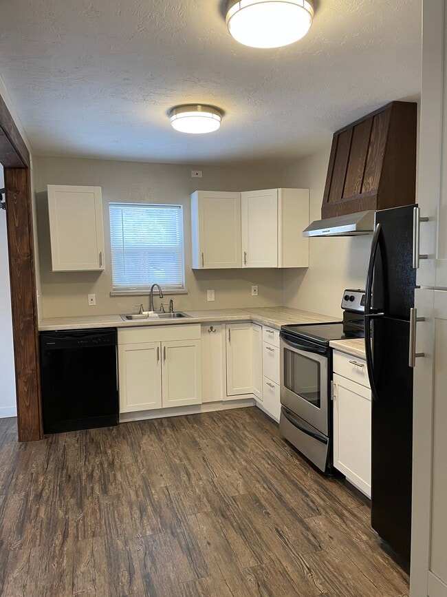 Building Photo - 209 W Barnes Rd