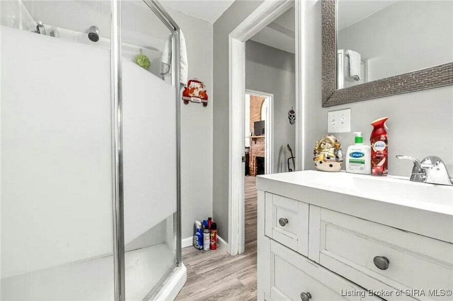 bathroom 1 - 531 E Chestnut St