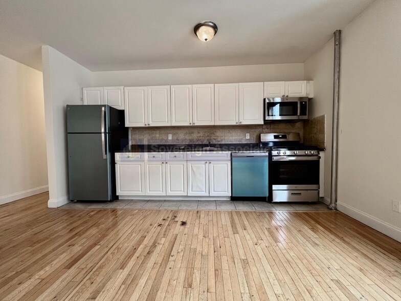 Building Photo - 555 W 160th St