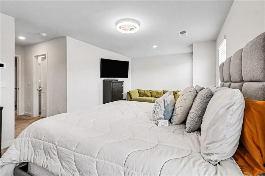 Building Photo - 3528 Station Dr