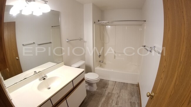 Building Photo - 6430 Creekside Dr NE