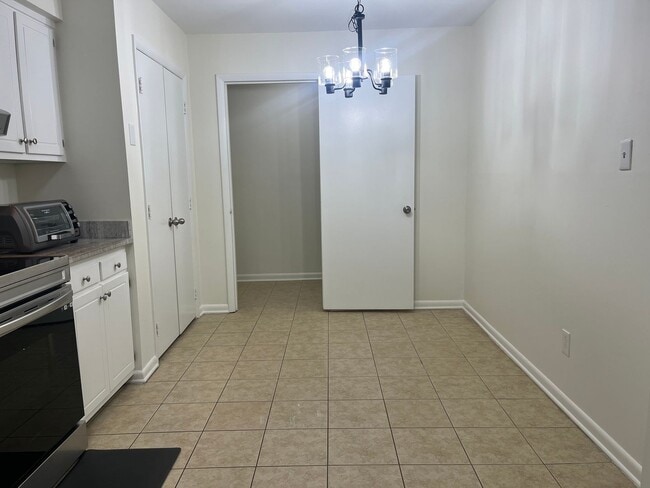 Building Photo - North Raleigh Move-In Ready Condo, On Grou...
