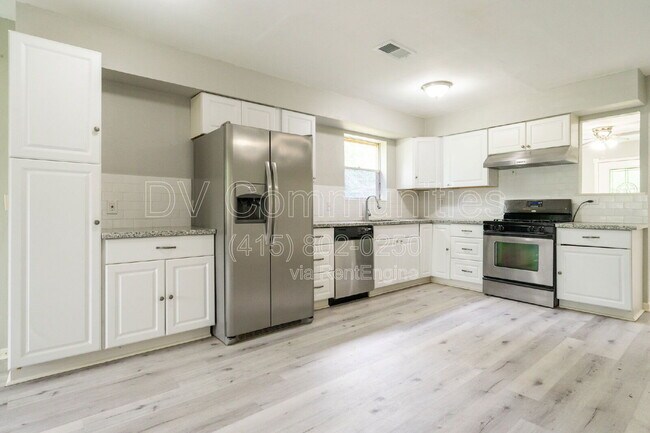 Building Photo - 9196 White Oak Dr