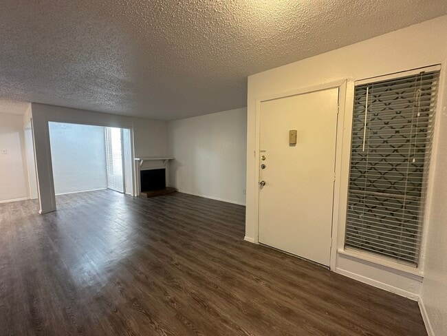 Building Photo - Charming 2-Bed Unit in Dallas! Community p...