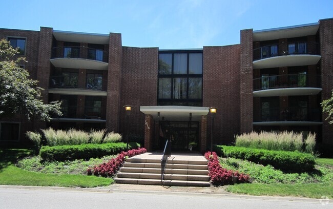 Building Photo - 1615 E Central Rd