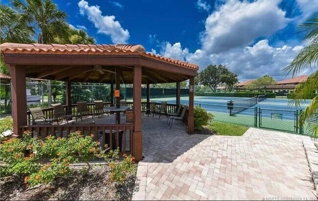 Building Photo - 641 SW South River Dr