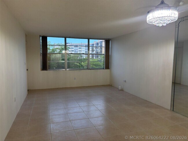 Building Photo - 1100 St Charles Pl