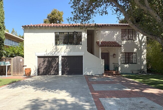 Building Photo - Newly Updated Second-Floor Studio in Palo Alto!