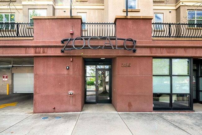 Building Photo - 1BD Jefferson Park Condo with Office and Parking Spot