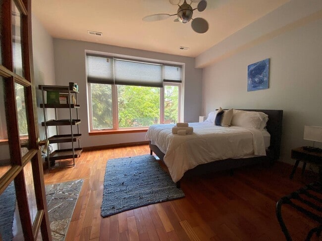 Building Photo - 419 E Oakwood Blvd