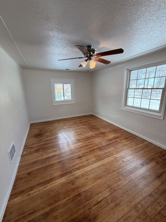 Building Photo - 105 S Kendall St