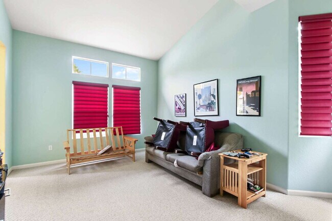 Building Photo - Short term room for rent