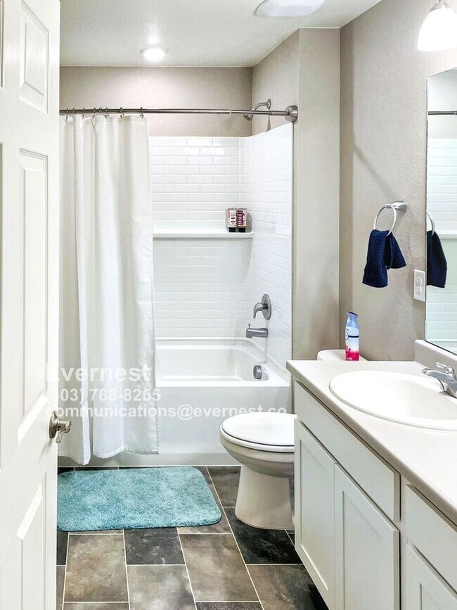 Building Photo - Spacious 4-Bedroom Home with Modern Comfor...
