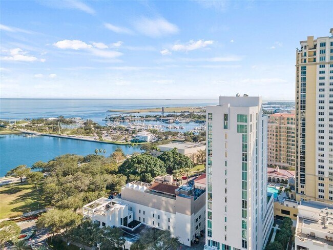 Building Photo - 176 4th Ave NE