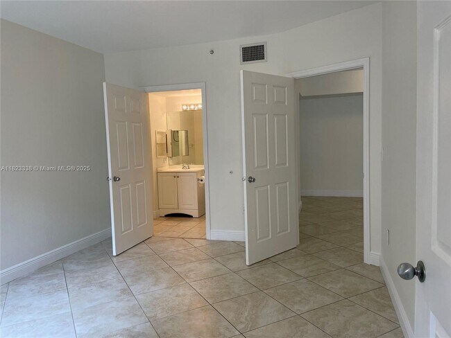 Building Photo - 2586 Centergate Dr