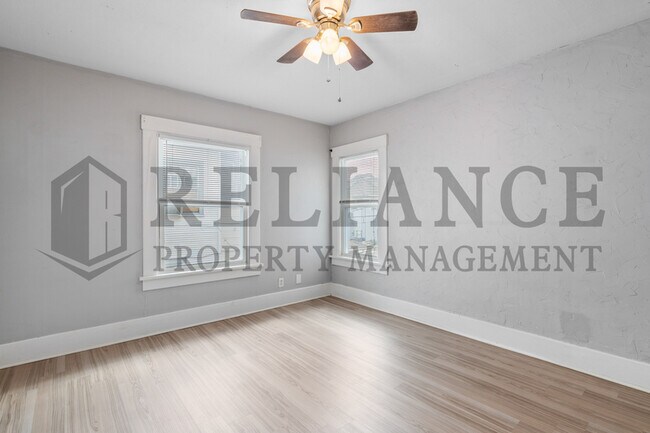 Building Photo - 3321 E Victor St