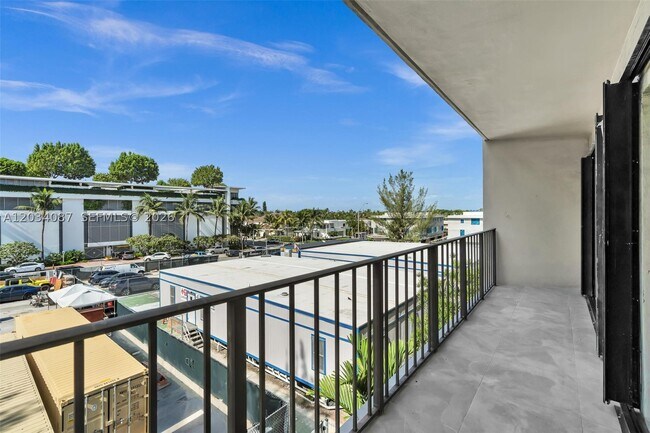 Building Photo - 9124 Collins Ave