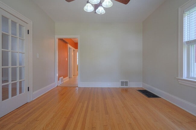 Building Photo - Grandin Court Foursquare convenient to SW City & SW Co!