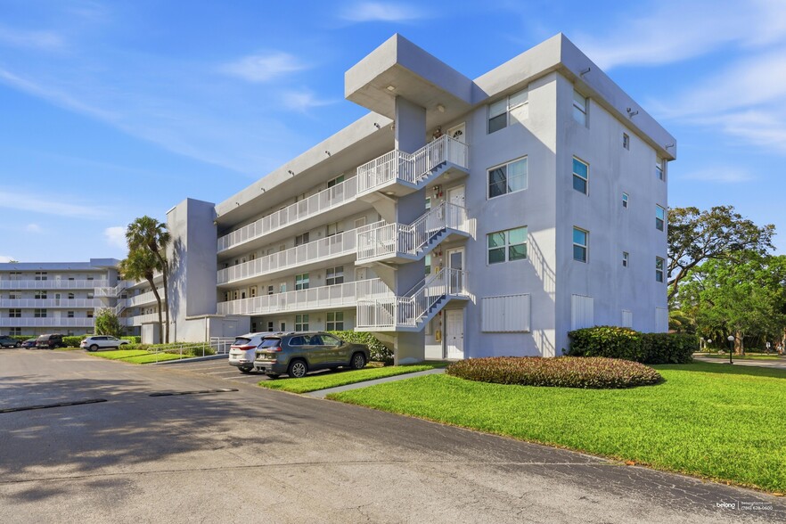 Building Photo - 121 Royal Pk Dr