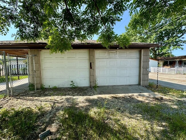 Building Photo - PENDING APPLICATION- Spacious 3 Bedroom/1....