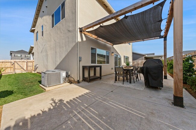 Building Photo - Clovis Eastside Home, 4BR/3.5BA, Built 201...