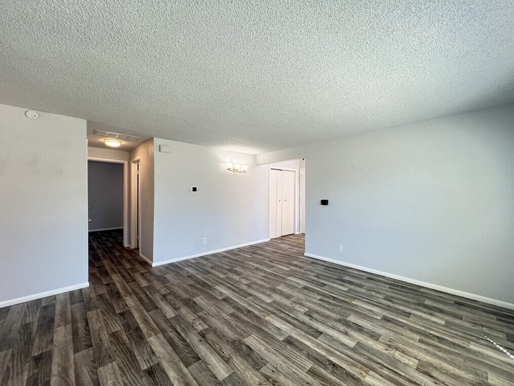 Building Photo - 906 E Bergeson St