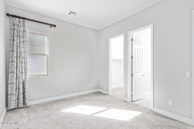 Building Photo - 18335 W Summerhaven Dr