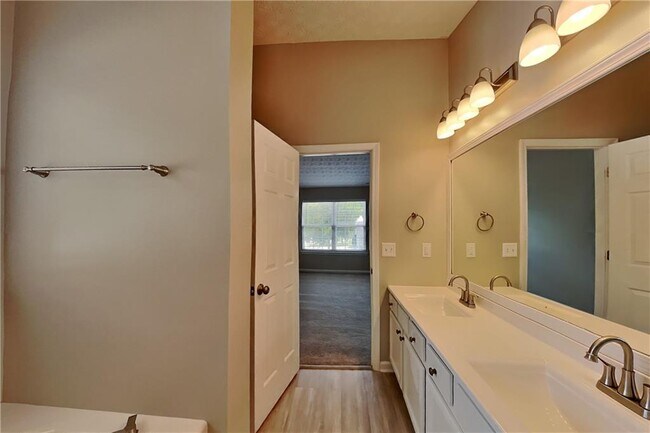 Building Photo - 3279 Deer Valley Dr NW