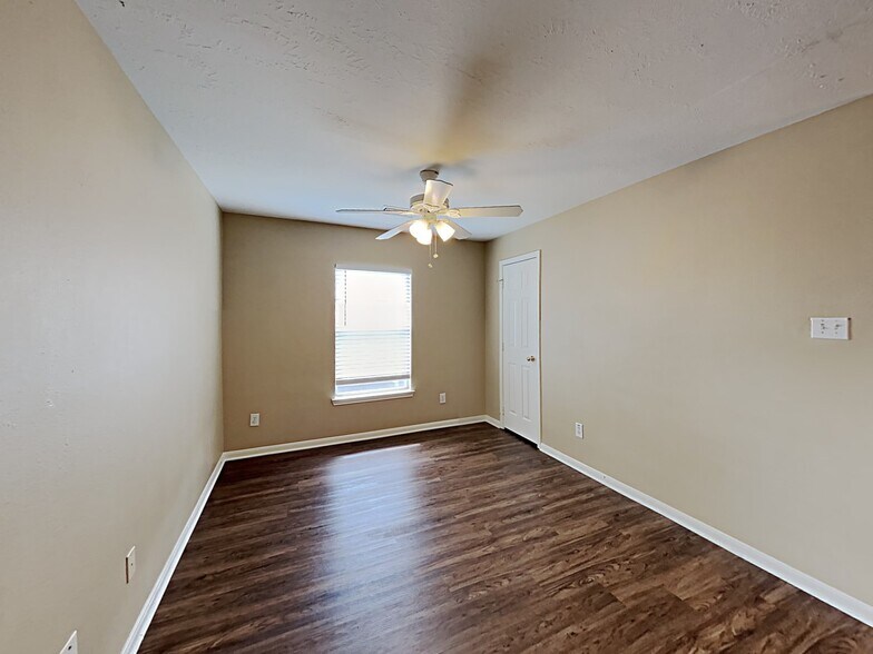 Building Photo - 411 Cedar Point Dr