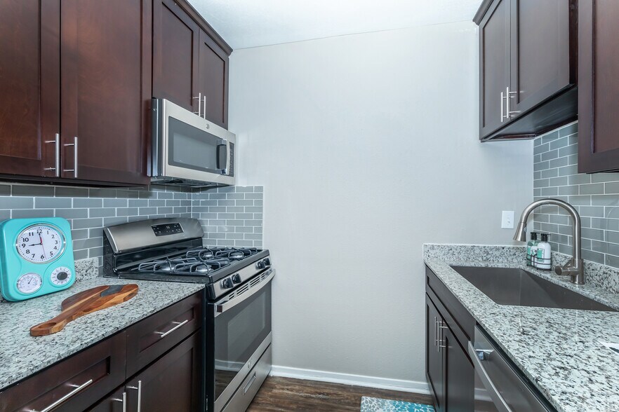 Chateau Lake Terrace 1610 Allen Toussaint Blvd New Orleans LA 70122 Apartment Finder