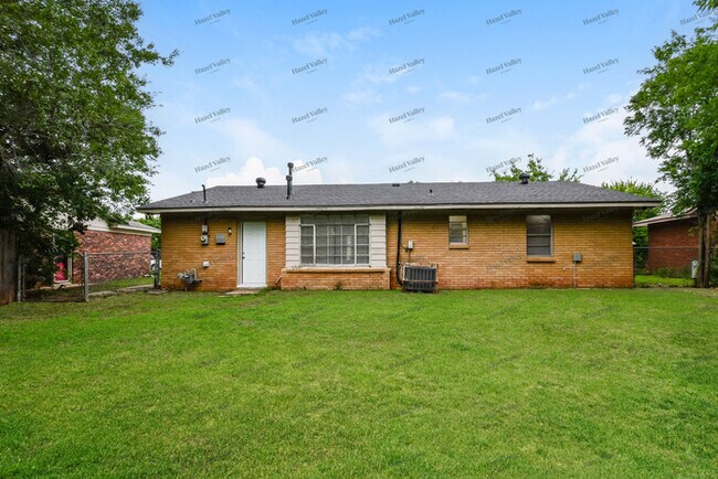 Building Photo - 900 NE Katherine Pl
