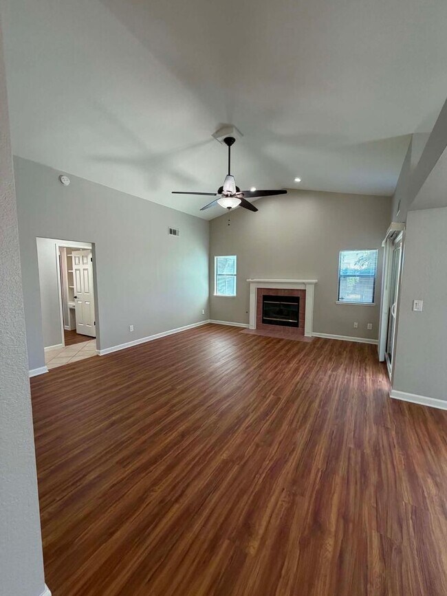 Building Photo - Beautifully Updated 3 Bedroom Home