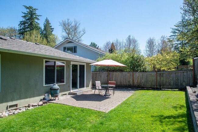 Building Photo - Peaceful neighborhood setting within walki...