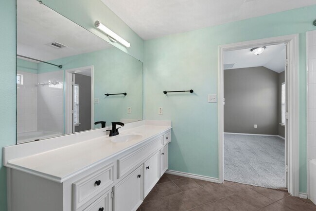 Building Photo - Come see this modern 3-story townhome in t...