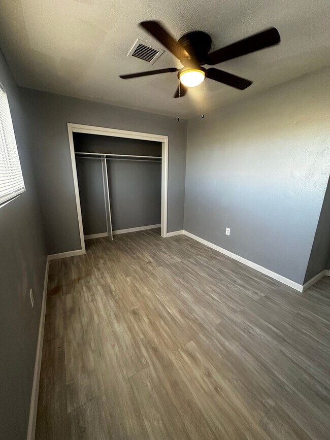 Building Photo - 2206 Lyndale Dr