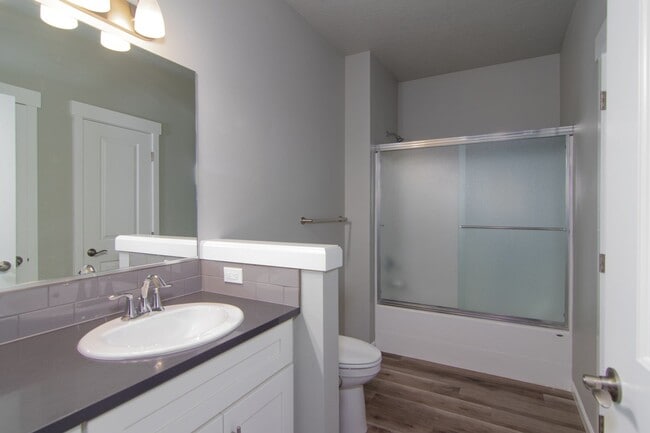 Building Photo - MOVE IN SPECIAL **Move-in Special of 2 months free with a 12- or 18-month lease** 2 Bed 2 Bath Si...