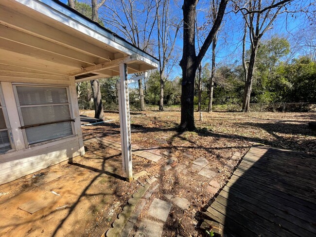 Building Photo - ** 4 bedrooms, 2 bath Located off Atlanta ...