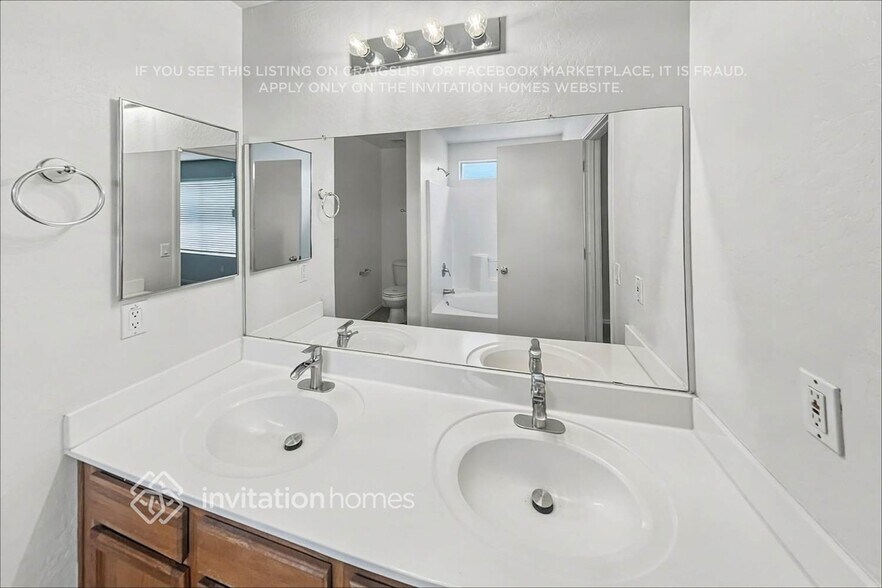 Building Photo - 423 S Sabrina