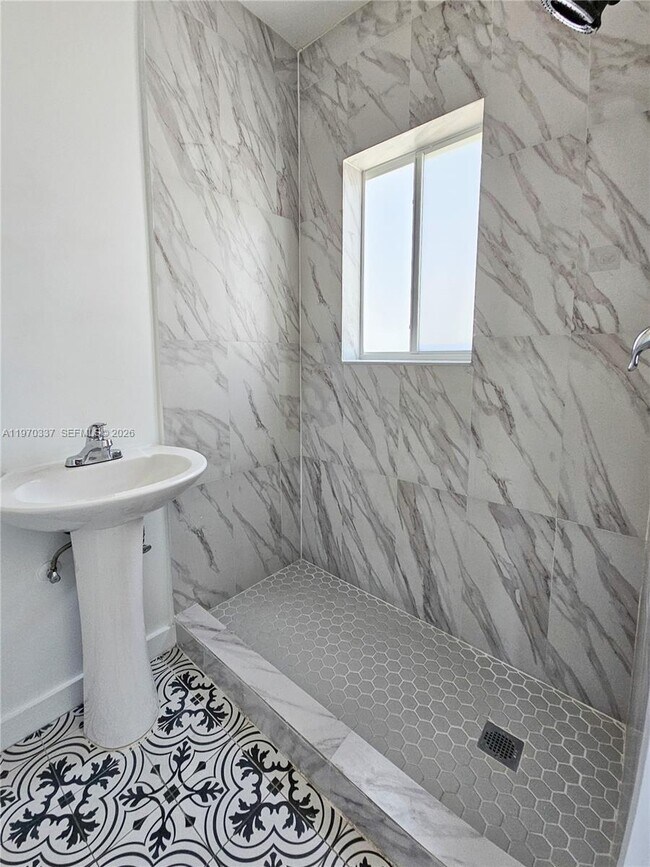 Building Photo - 2669 SW 9th St