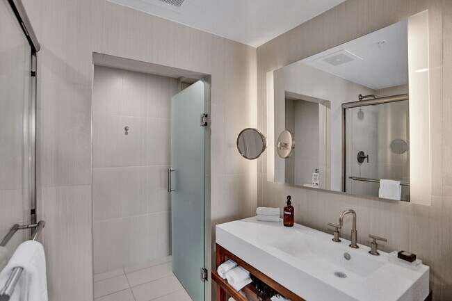 Building Photo - 3101 Bayshore Dr