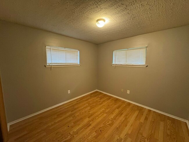 Building Photo - 130 E Woodcrest Dr