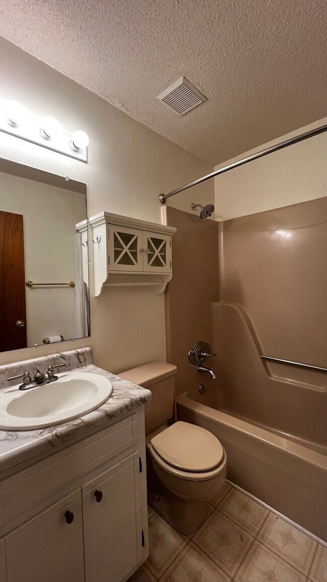 Building Photo - 905 Van Ave