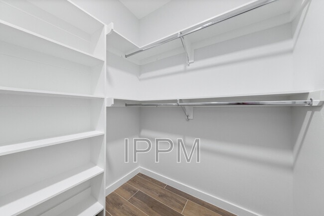 Building Photo - 318 W New Hampshire St