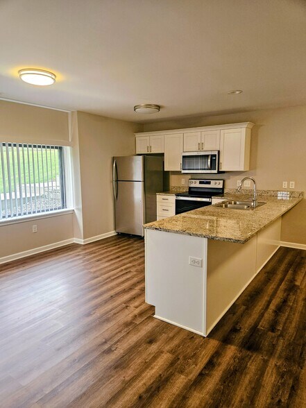 Building Photo - 6455 Lake Ave